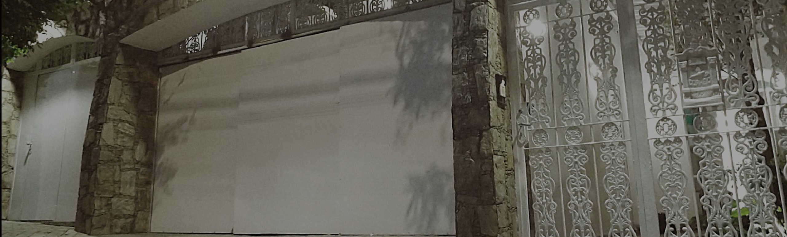 Família sendo acolhida com cuidado pela equipe da Praxis